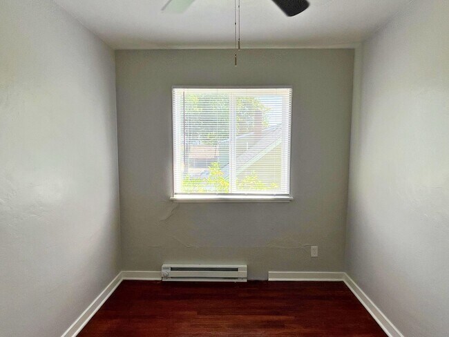Building Photo - (UNM 355-11)  2 bed/1 bath Apartment
