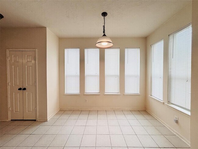 Building Photo - 1803 Stoneleigh Ct
