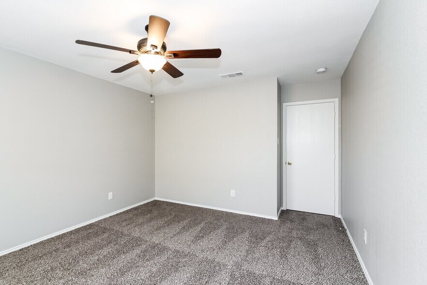 Building Photo - 209 Tulip Ln