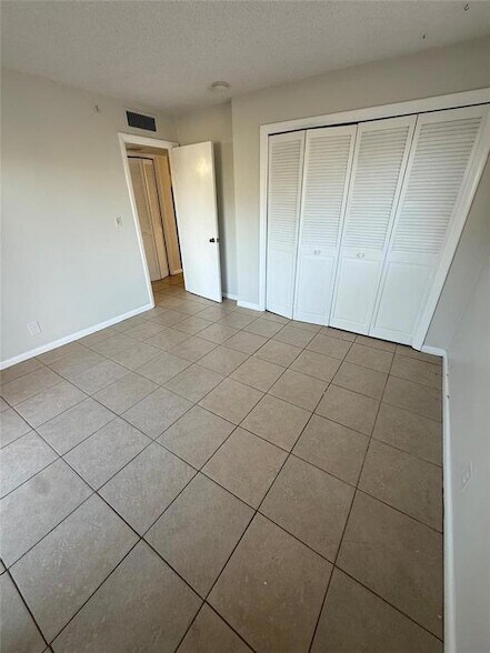 Building Photo - 1235 W River Dr