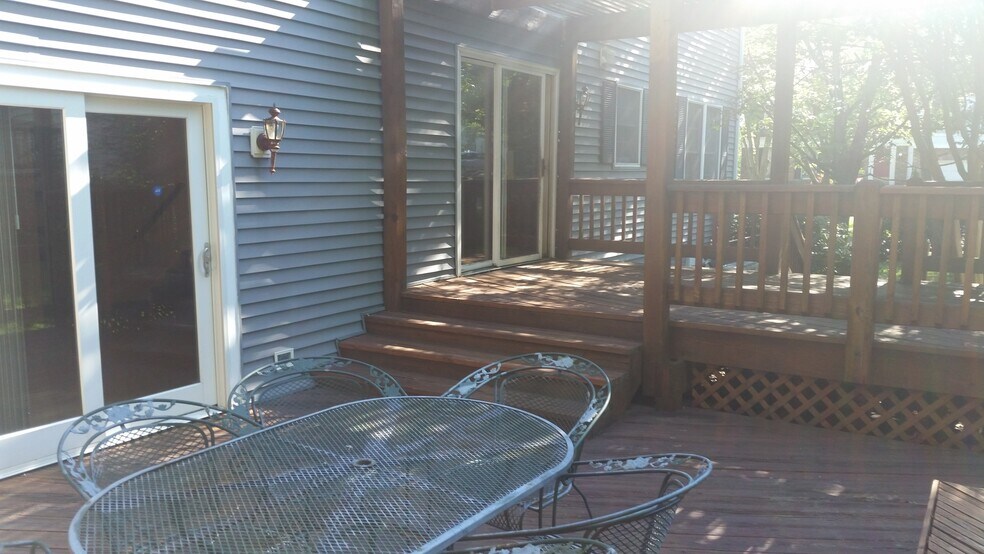Building Photo - 1213 Golf Course Dr