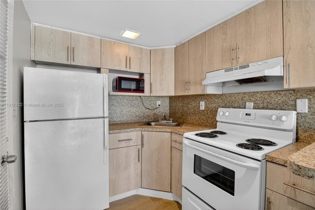 Building Photo - 1600 S Le Jeune Rd