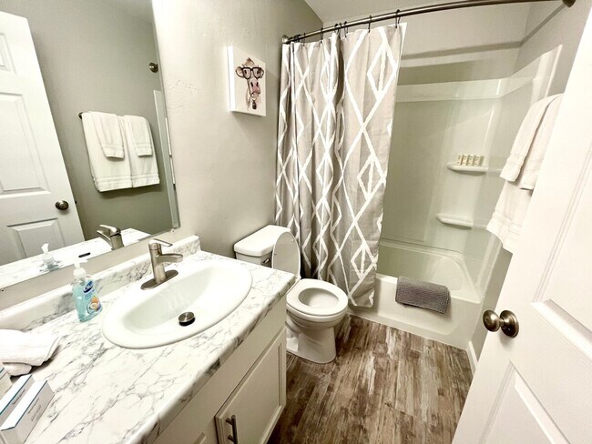 Building Photo - 915 W Whittier Dr