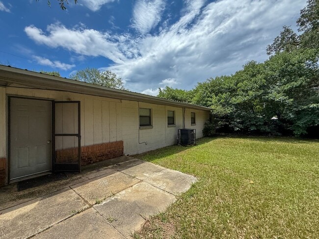 Building Photo - 3 bedroom 1.5 bath home with bonus room av...