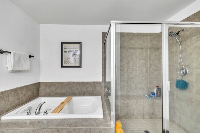 Building Photo - Stunning 4 Bed/2.5 Bath home in Creekside