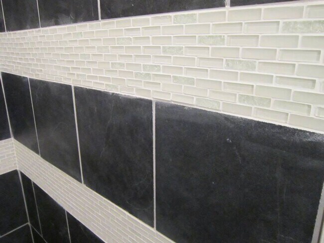 Building Photo - Beautiful 3 bed, 1 bath luxury apartment South Side Flats