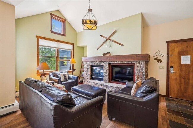 Building Photo - Walk to Main Street and the Slopes! Amenities Abound! Heat Included! Garage!