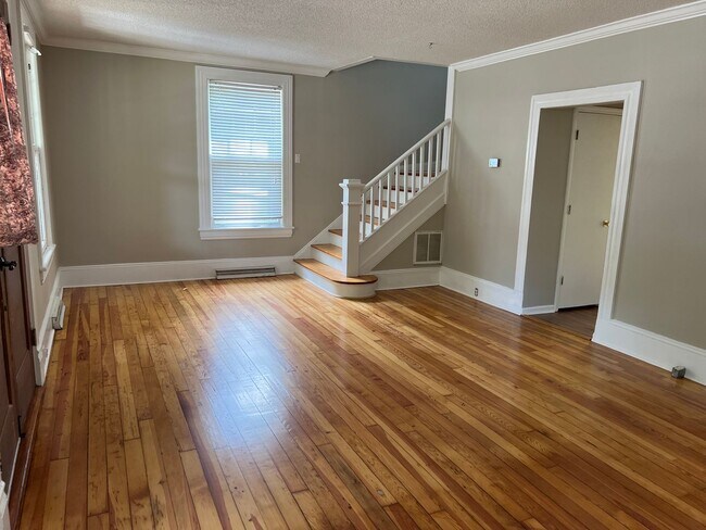 Building Photo - Historic Neighborhood - 3 BR / 1.5 BA