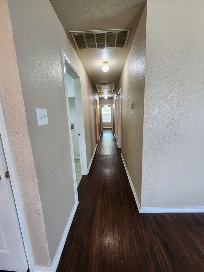 Building Photo - Roomy 3 Bedroom Duplex In South Fort Worth