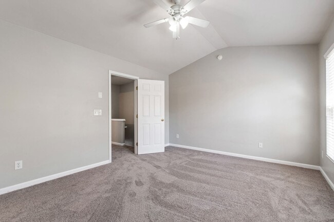 Building Photo - Beautiful End-Unit Townhome in Sought-After Breckenridge!