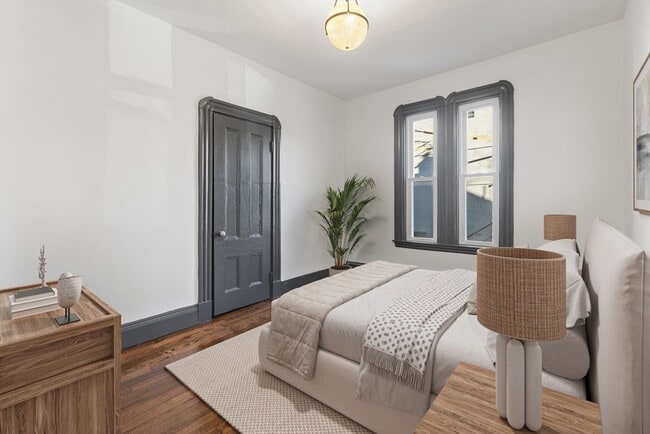 Building Photo - 10 Carlton St