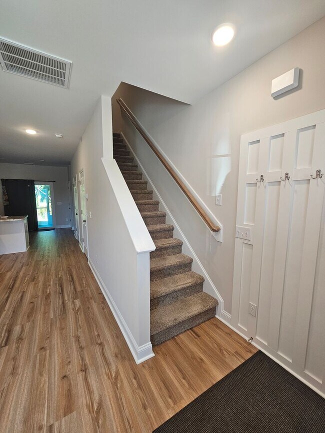 Building Photo - 130 Loren Rd