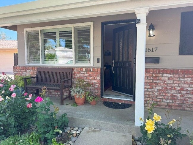Building Photo - Stunning 3-Bedroom Home with Pool in South...