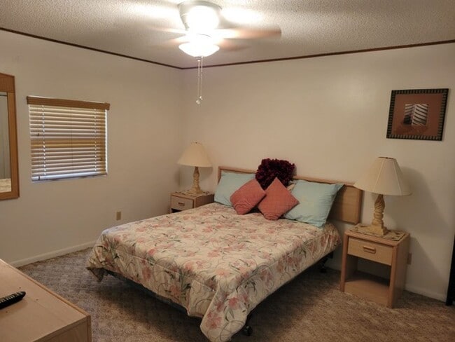 Building Photo - Quaint yet spacious 2/1 duplex avaliable f...