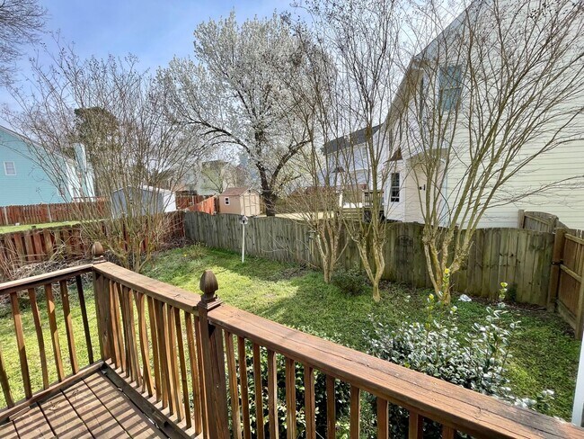Building Photo - 3 Bedroom 2.5 Bathroom Home w/ 1 car garag...
