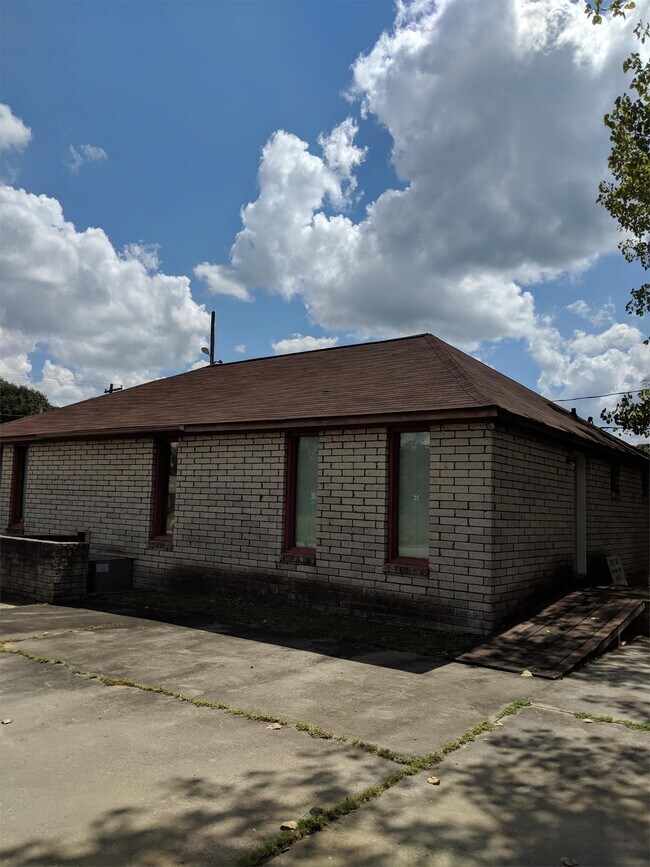 Building Photo - 1192 Memorial Park Rd