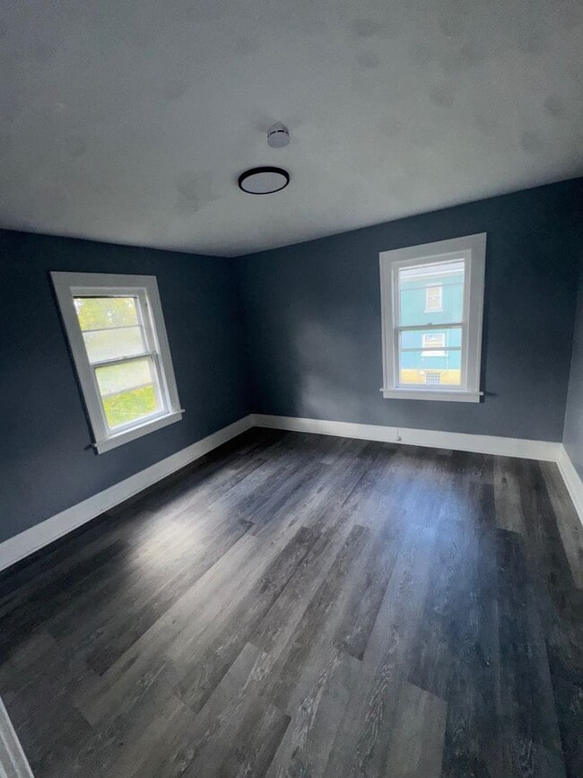 Building Photo - Charming 3-Bedroom Property in Prime Location (SECTION 8 VOUCHERS ACCEPTED)