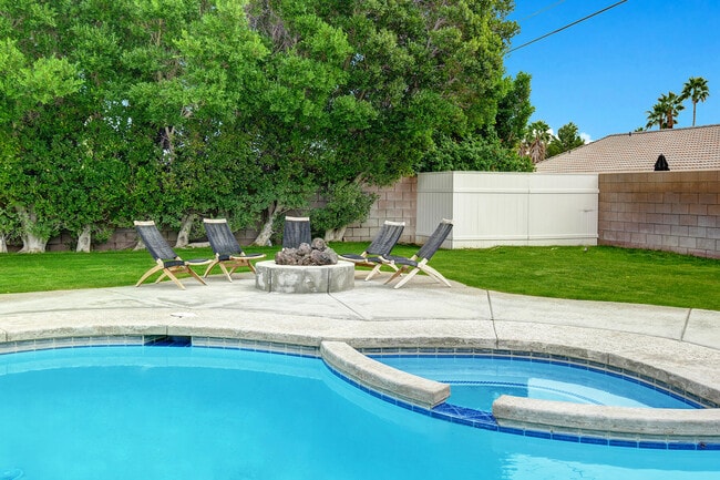 Building Photo - 2005 E Racquet Club Rd