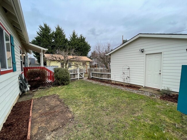 Building Photo - Charming and Updated 1913's Home! Woodstoc...