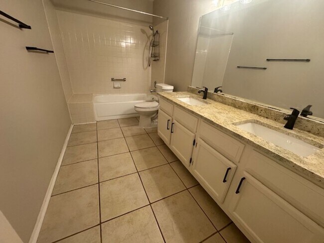 Building Photo - What a Gem! Spacious, Renovated 1-Story Ho...
