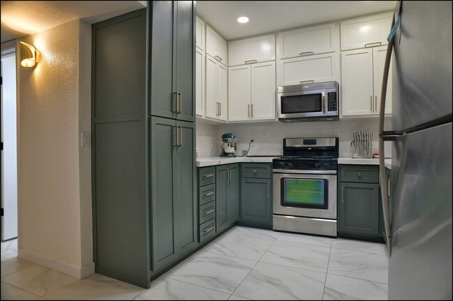 Building Photo - Available to View