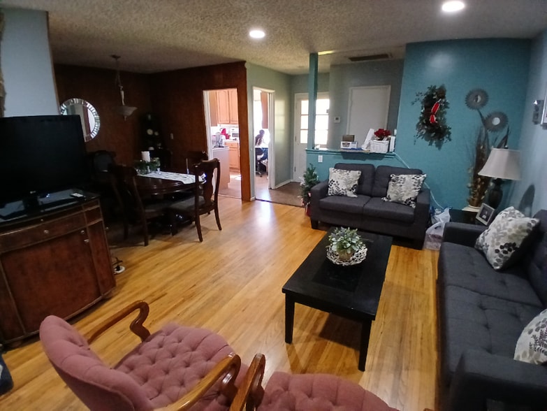 Building Photo - 8900 Swinton Ave