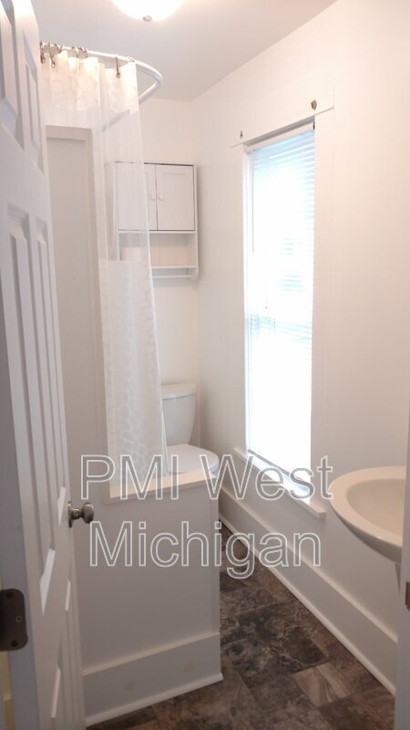 Building Photo - 921 Dayton St SW