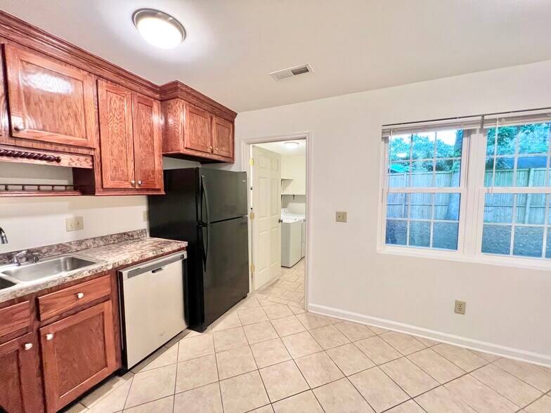 Kitchen/Dining - 274 Fleming Rd