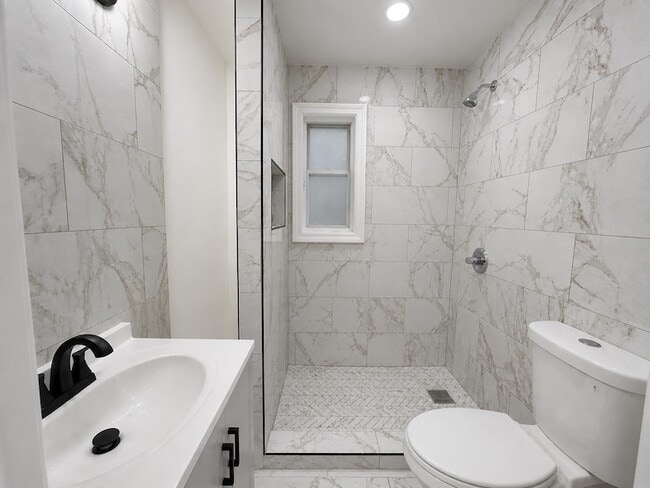Building Photo - 428 56th St