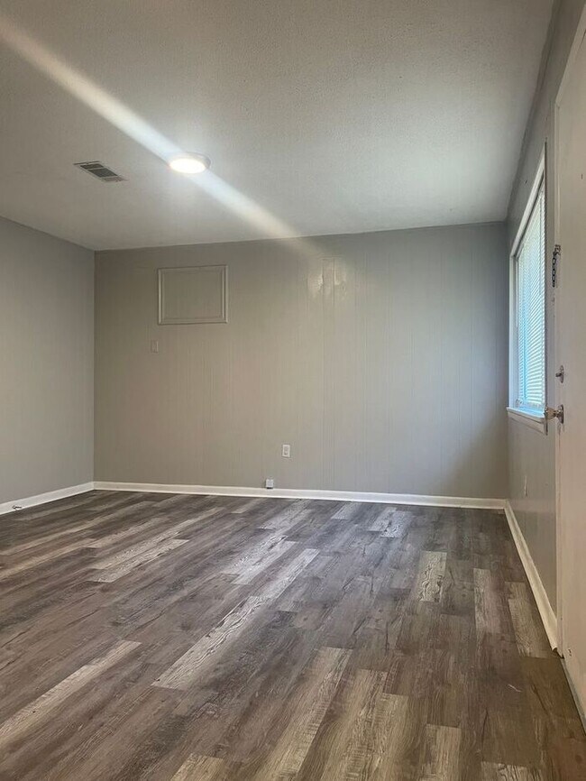 Building Photo - 2103 Tyler St