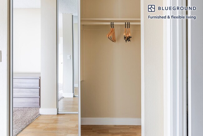 Building Photo - 950 E Hillsdale Blvd