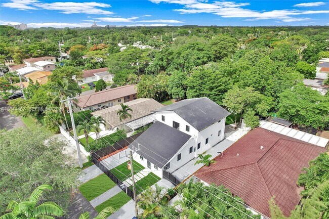 Building Photo - 972 SW 44th Ave