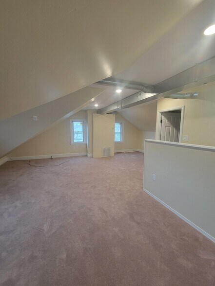 Building Photo - 933 Bleigh Ave