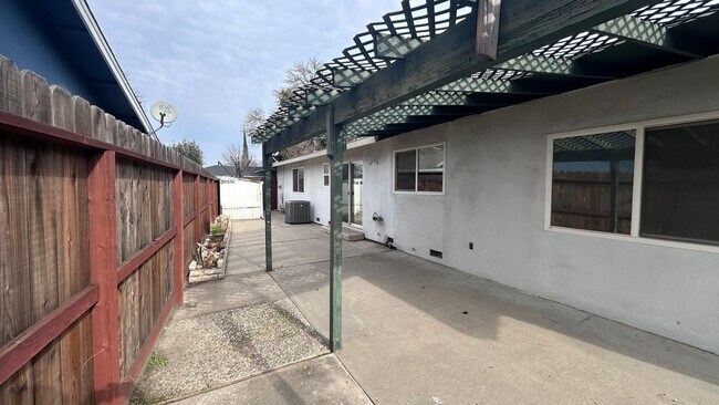 Building Photo - 1505 Bandera Ln