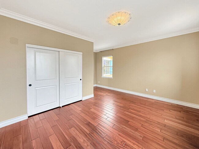 Building Photo - SD: Spacious 5B/4BA Home with Private Patio, Backyard & Soaking Tub