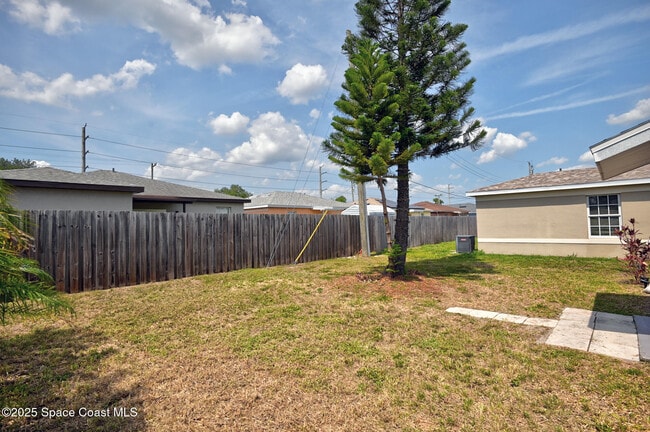 Building Photo - 824 Temple St