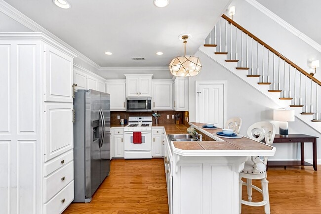 Building Photo - Fully Furnished 2 Bed / 2 Bath with Garage & Courtyard in Village St. George