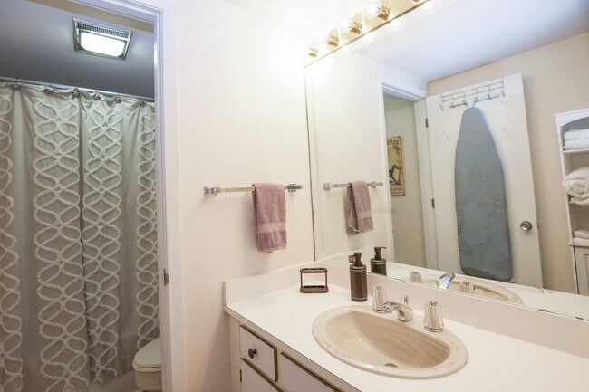 Building Photo - FULLY FURNISHED 2-Bed, 2-Bath Condo in Pin...