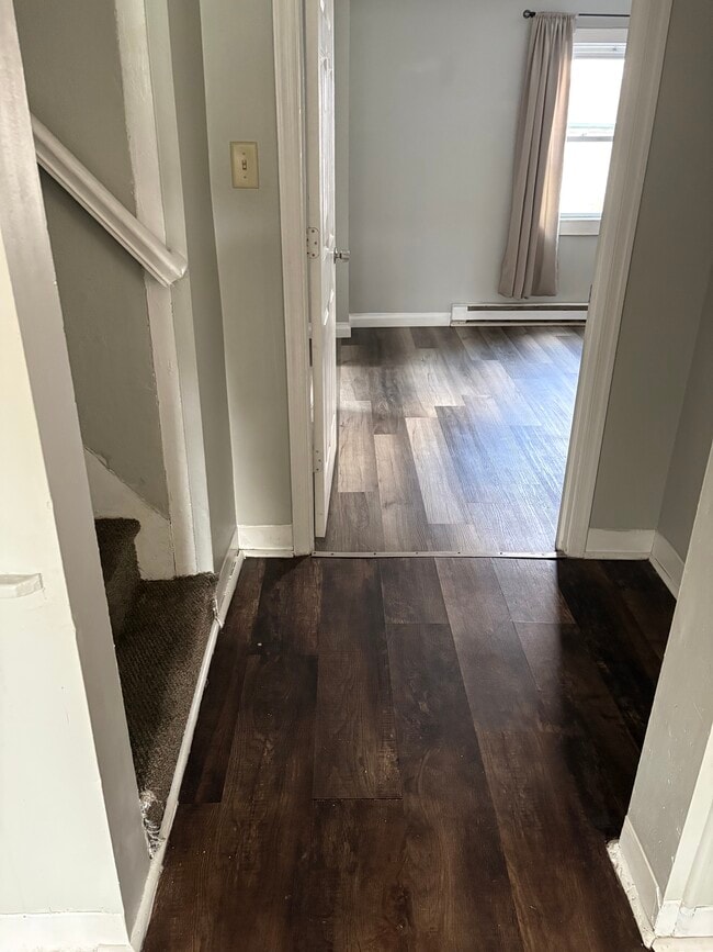 Building Photo - 633 Main St