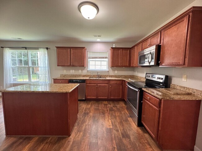 Building Photo - 5BR 3BA Home with Screened Porch