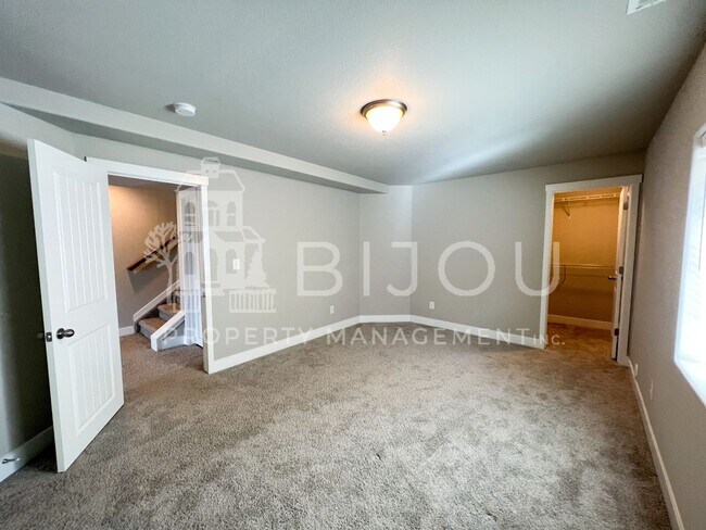 Building Photo - Grand Overlook to the Mountains!