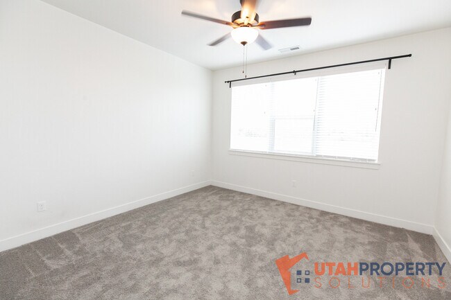 Building Photo - 468 S 700 W