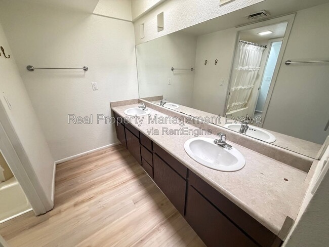 Building Photo - 122 S Hardy Dr