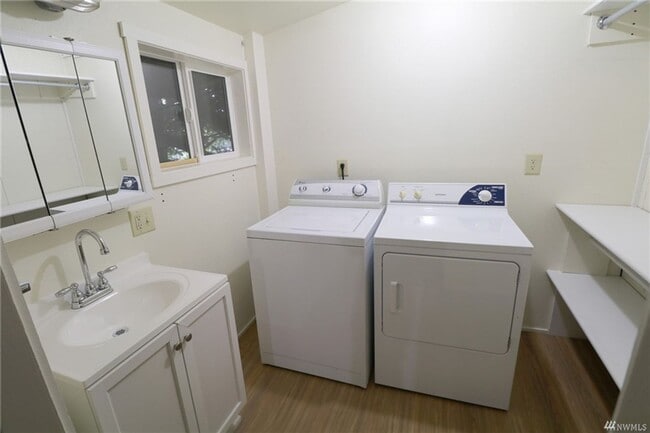 Building Photo - Bremerton Home with Bonus Rooms and Large Yard