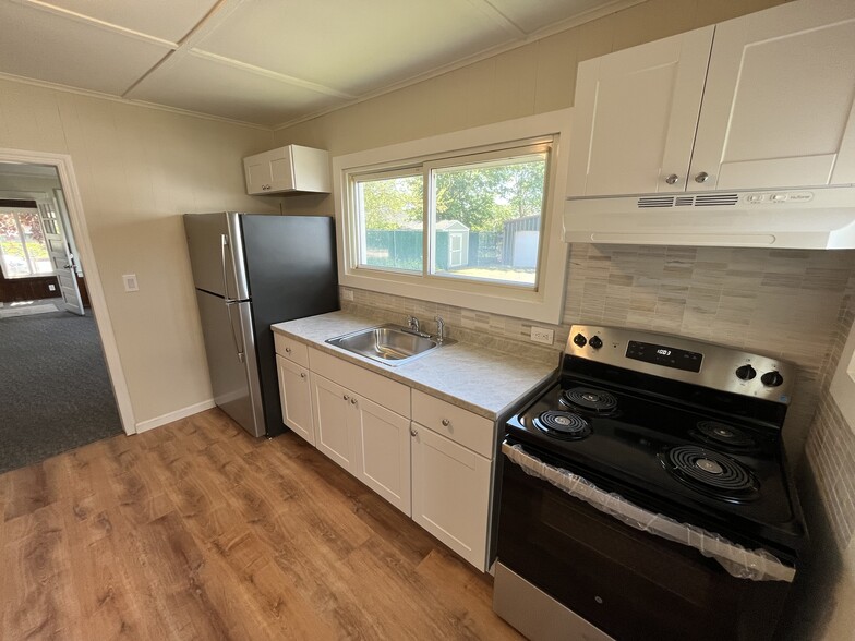 Building Photo - 53 Montauk St