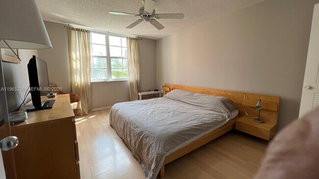 Building Photo - 19801 E Country Club Dr