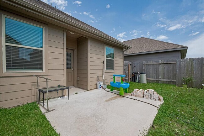 Building Photo - 14214 Singing Oaks Trl