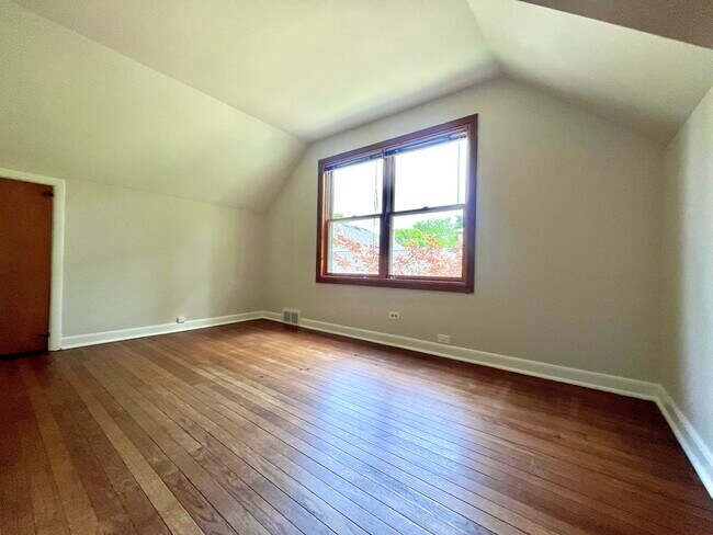Building Photo - 4633 Oakwood Ave