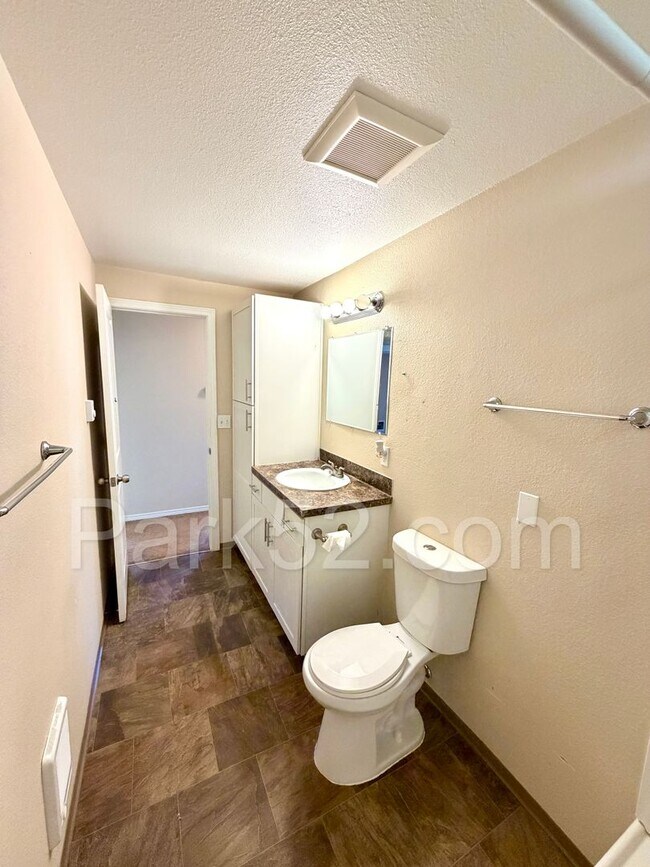 Building Photo - 3 Bedroom Single Family Rambler