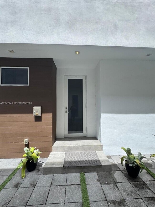 Building Photo - 2947 SW 27th Terrace